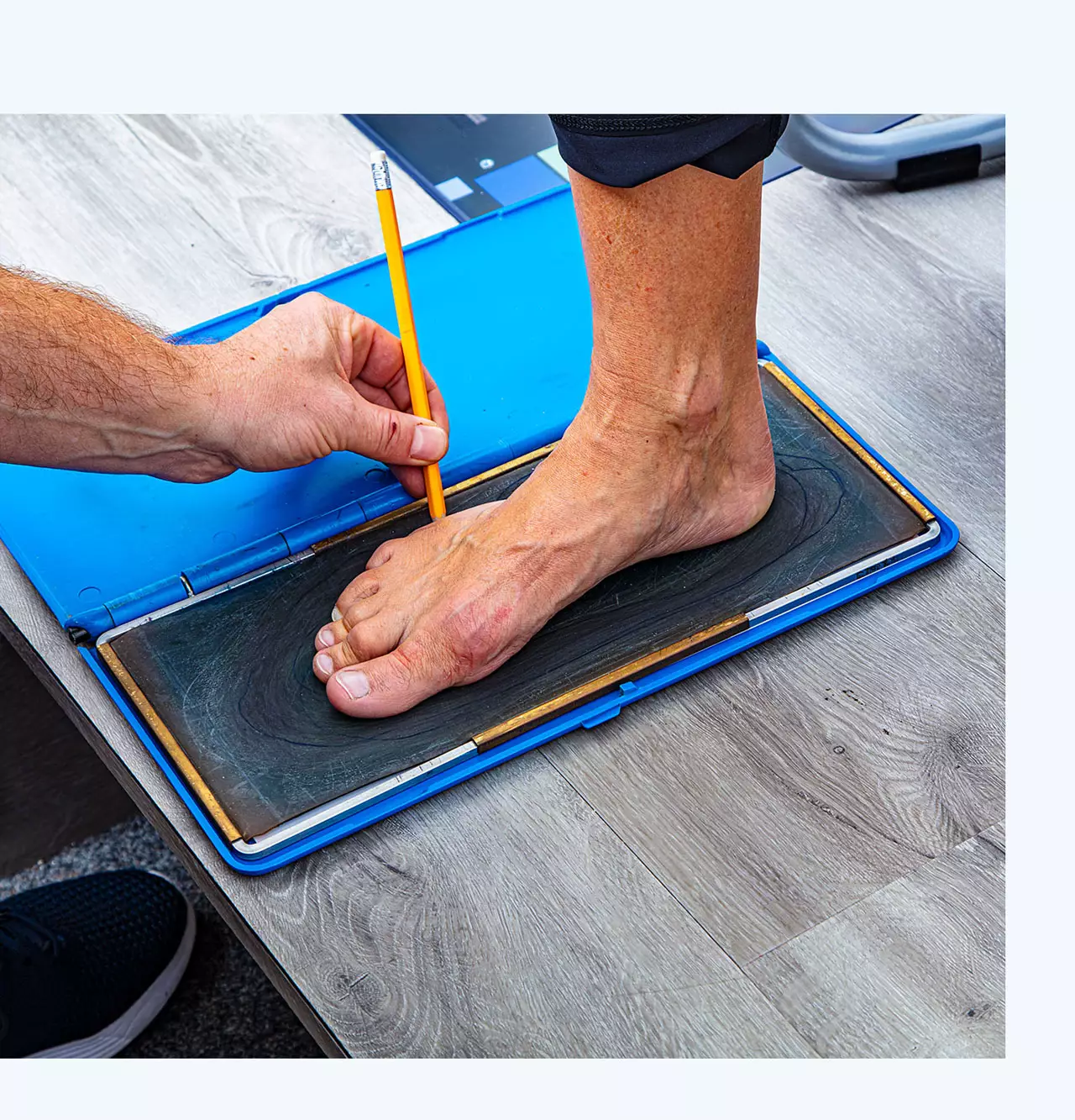 Ablauf orthopädische Fußversorgung, Blauabdruck vom Fuß zeichnen