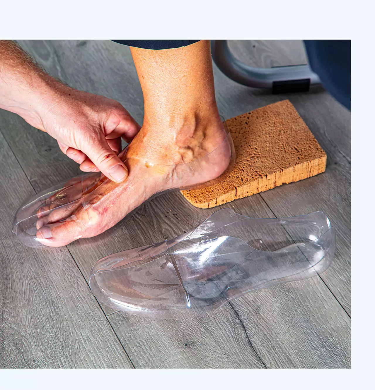 Ablauf orthopädische Fußversorgung, Anprobe eines transparenten Probeschuhs aus PVC