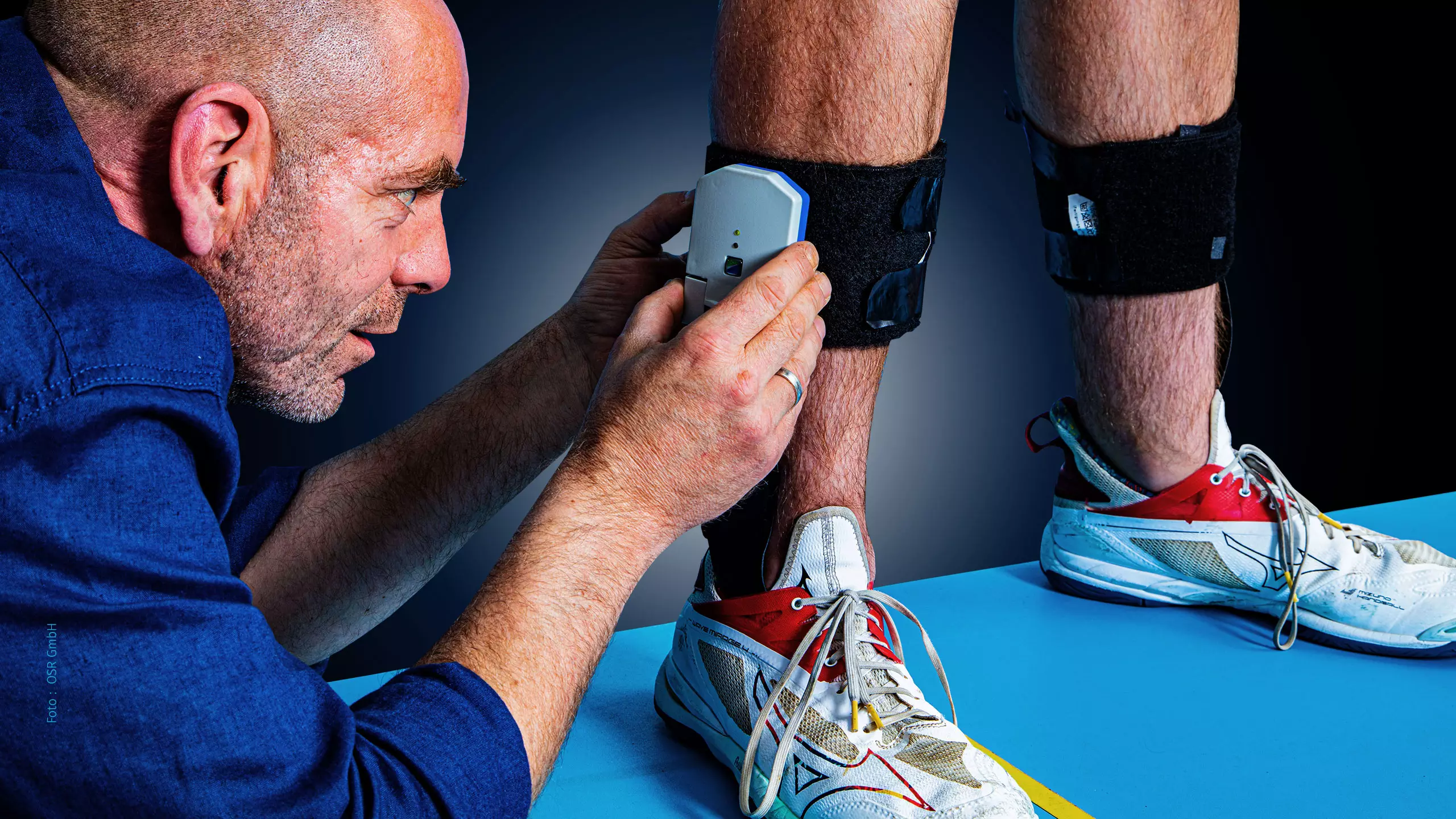 Anlegen von elektronischer Messeinheit bei Laufanalysen, Ganganalysen und Bewegungsanalysen