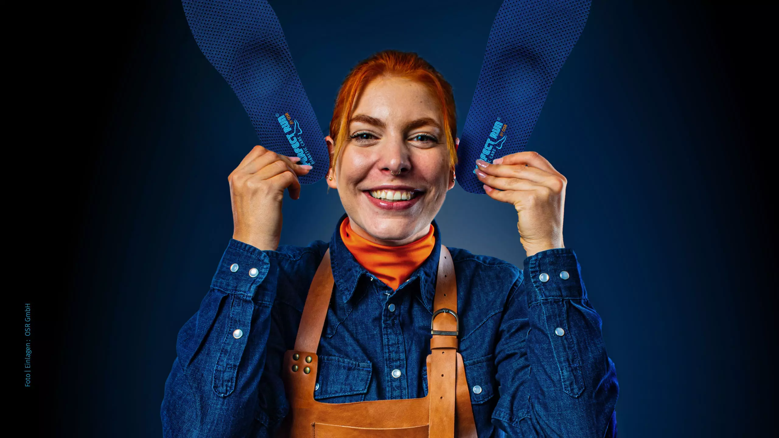 freundliche Präsentation von diabetischen Einlagen einer Mitarbeiterin